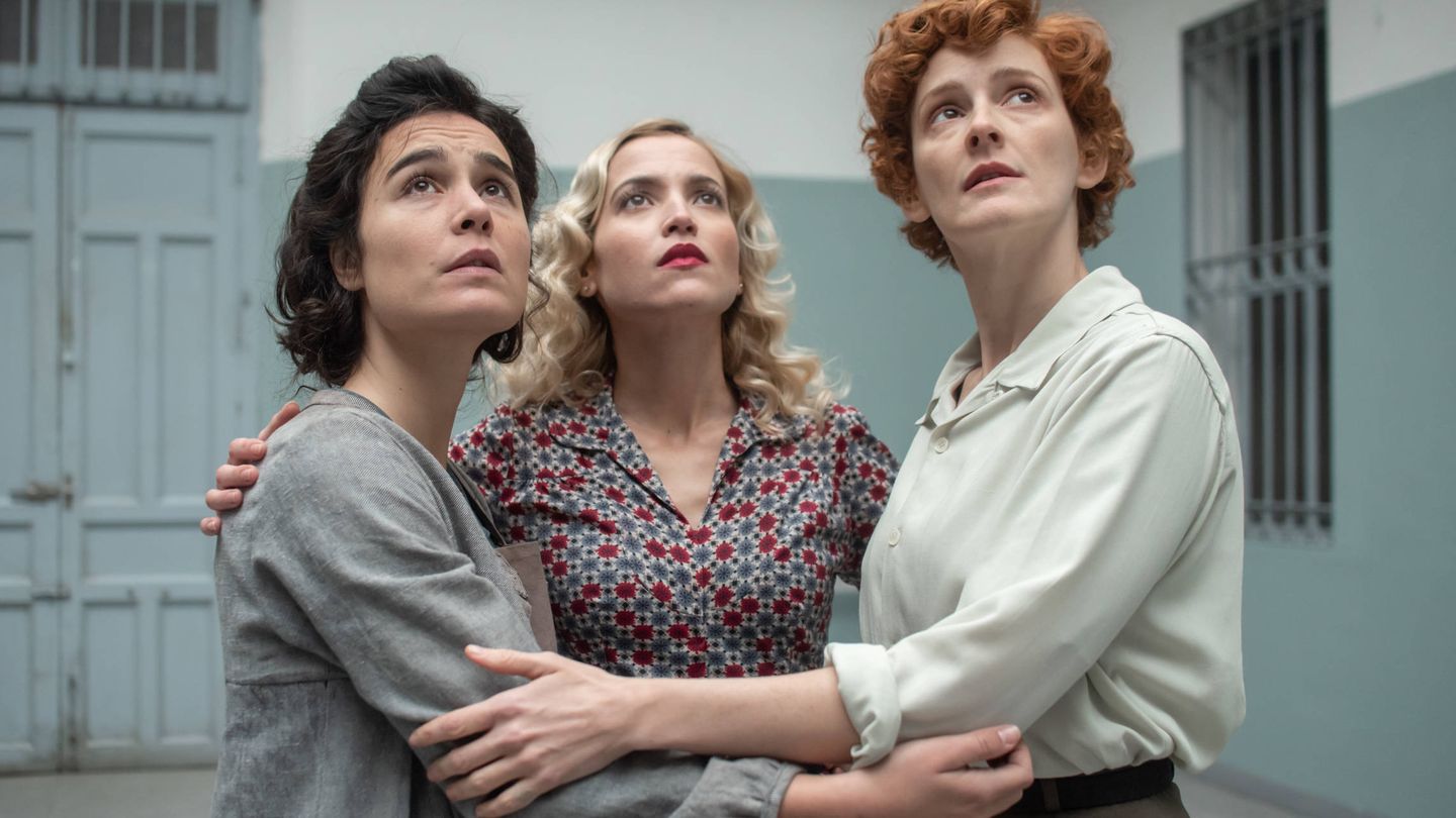 Nadia de Santiago, Ana Fernández y Ana Polvorosa en una imagen promocional de 'Las chicas del cable'. (Netflix)