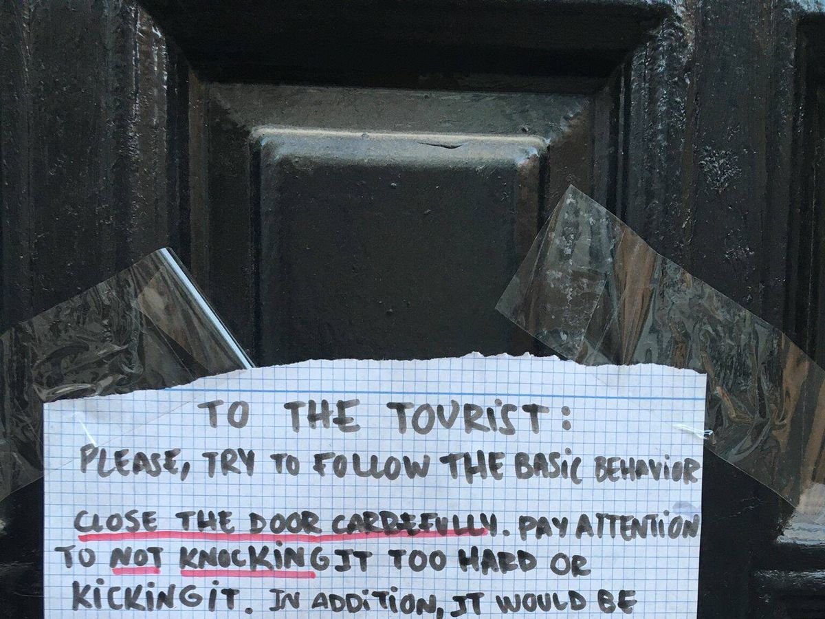 Foto: Cartel colgado por un vecino pidiendo en inglés a los turistas que respeten el descanso. (Asociación de Vecinos Centro Antiguo) 