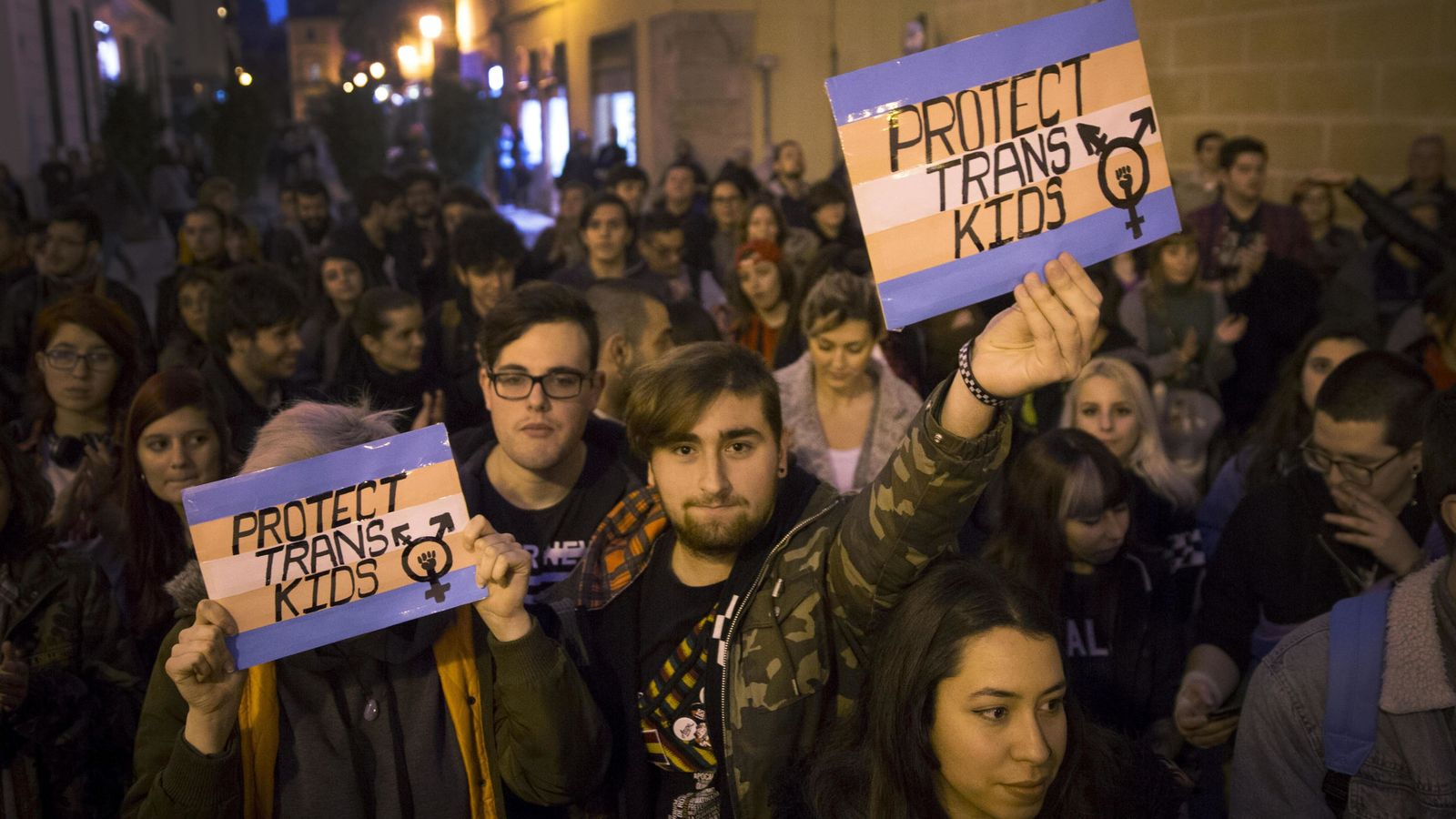 Foto: Concentración a favor de los derechos de los menores 'trans' en Valencia. (EFE)