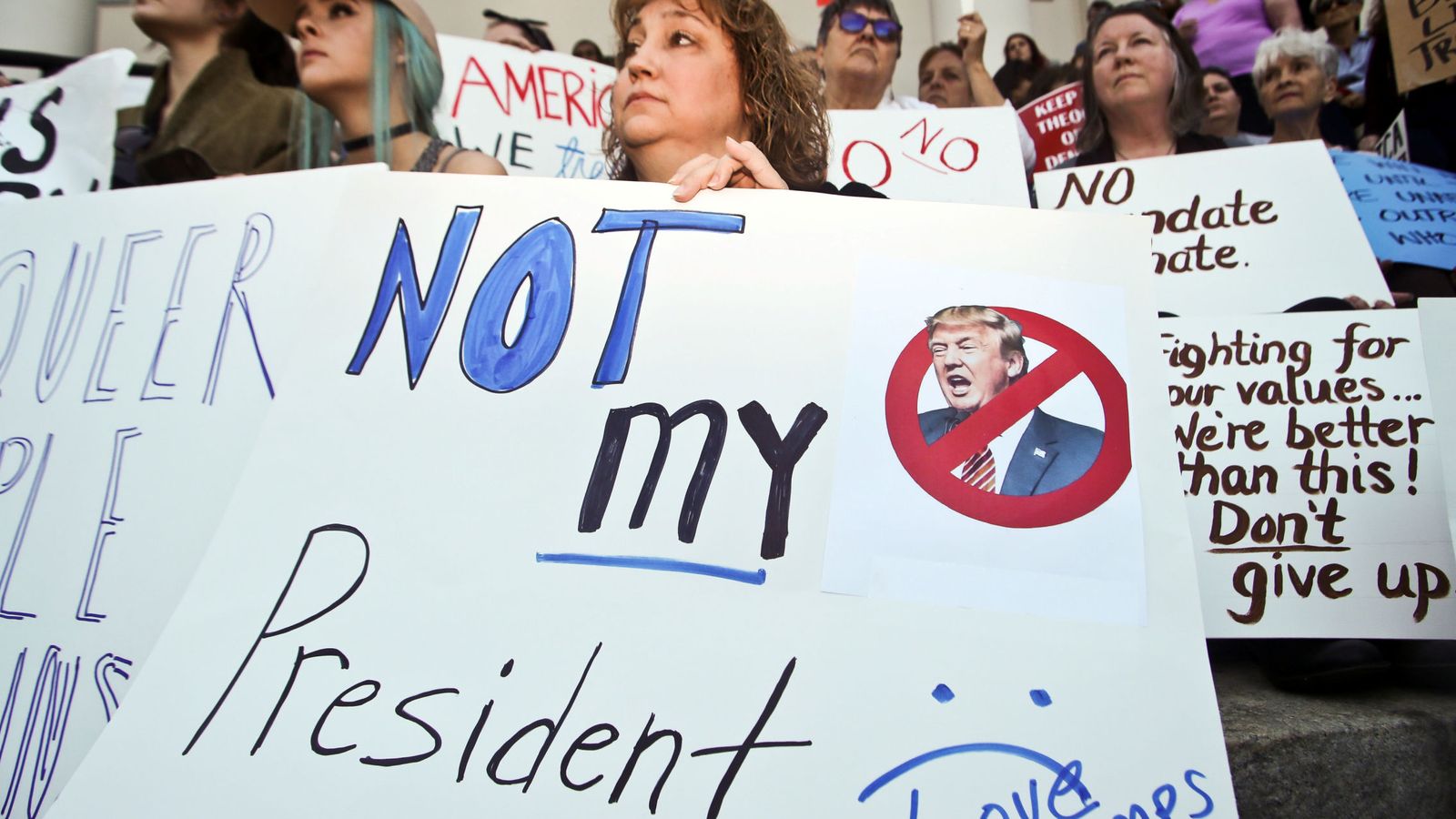 Foto: Varias personas en una concentración contra el nuevo presidente de Estados Unidos, Donald Trump. (Reuters)