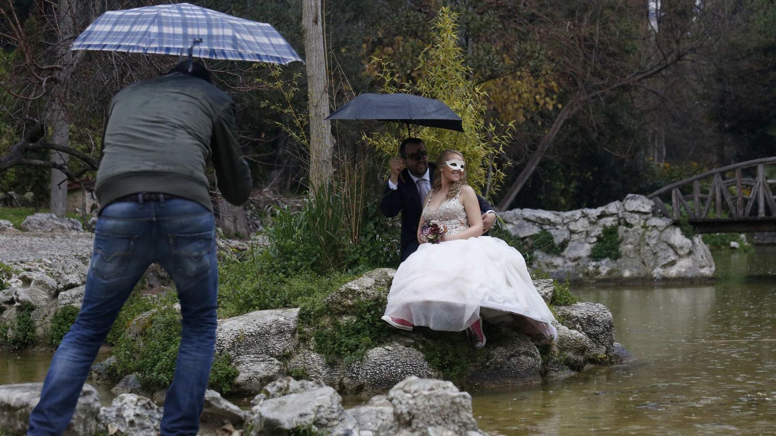 Foto: Dos recién casados, en un reportaje fotográfico. (Reuters)