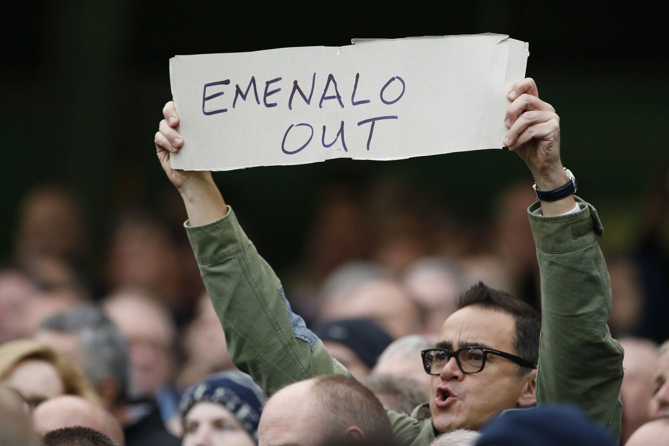 Aficionados del Chelsea muestran un cartel en protesta a Emenalo en 2015. (Reuters)