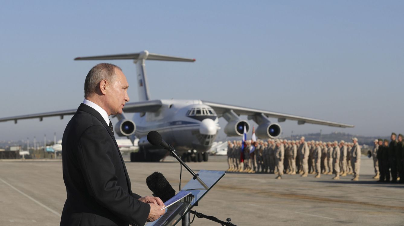 Vladimir Putin durante una visita a una base rusa en Latakia, Siria. (Reuters)