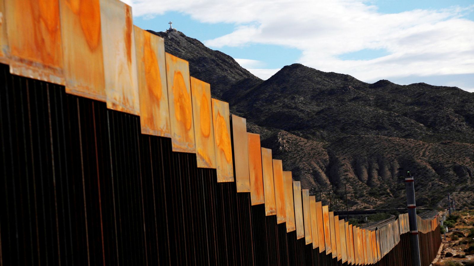 Foto: Foto de archivo de una sección del muro entre México y EEUU recientemente construido. (EFE)