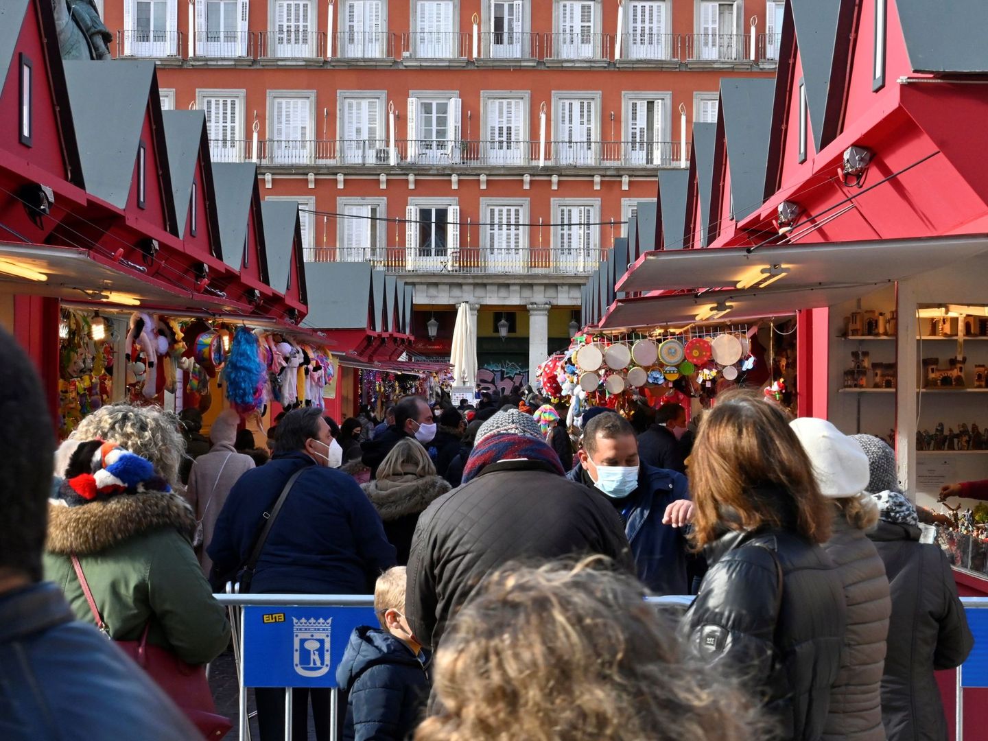Tradicional mercadillo navideño de la Plaza Mayor de Madrid. (EFE/Victor Lerena)