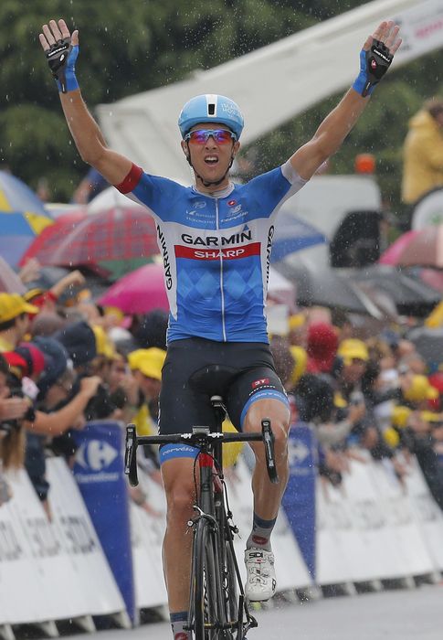 Foto: El lituano Ramunas Navardauskas celebra su victoria en la meta de la décimo novena etapa.
