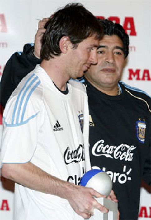 Foto: Maradona quiere a Messi con la boca chica