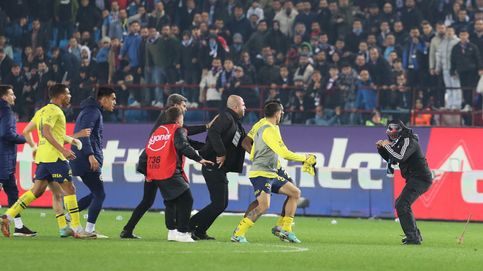 Nuevo episodio de violencia en Turquía: así fue la pelea entre ultras del Trabzonspor y jugadores del Fenerbahce en pleno césped