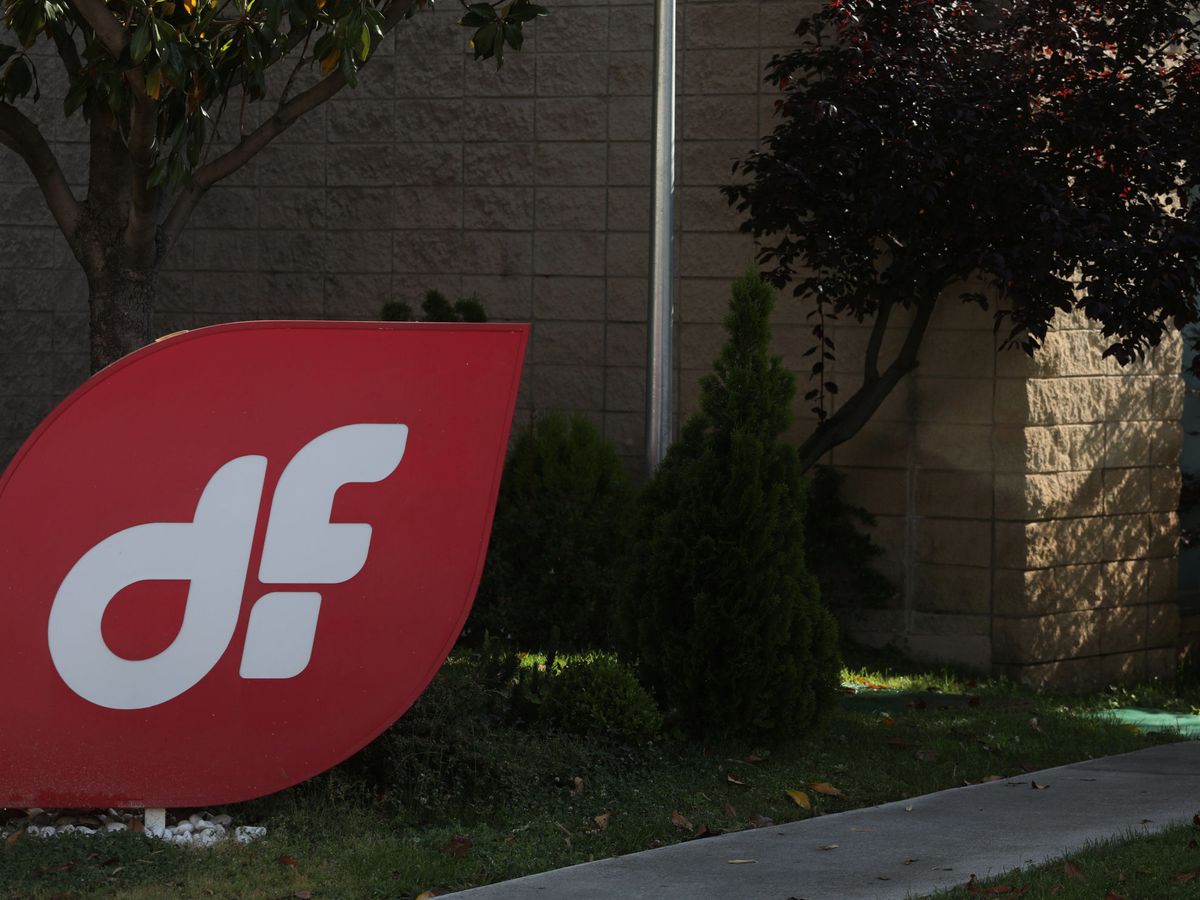 Foto: Logo de Duro Felguera en la entrada a sus oficinas de Madrid. (Reuters)