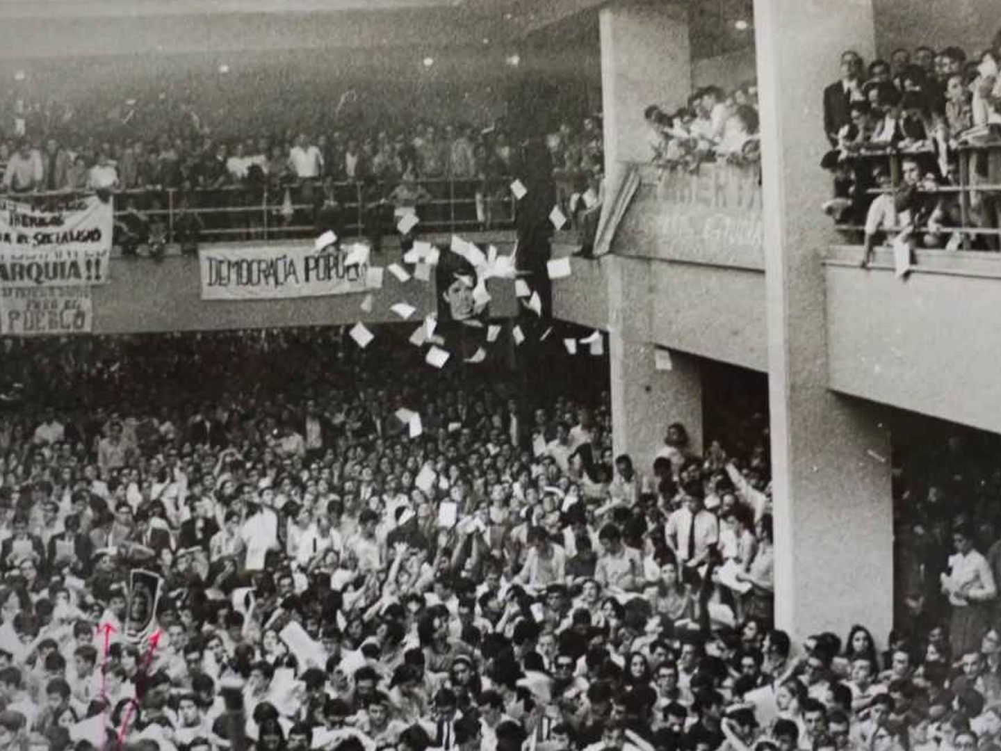 La facultad de Económicas de la Complutense de Madrid (hoy Geografía e Historia) durante el concierto de Raimon el 18 de mayo de 1968.