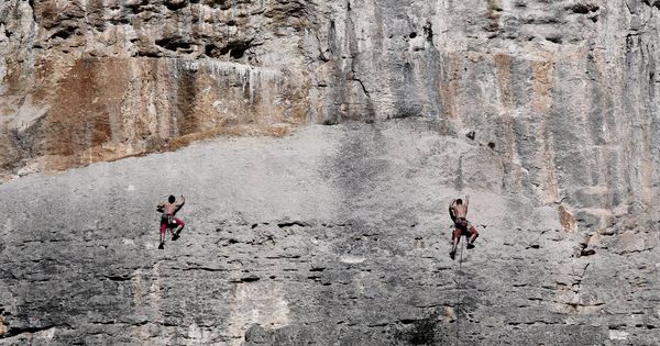 Foto: Foto de archivo de dos escaladores en Navarra, en las Peñas de Etxauri. (EFE)