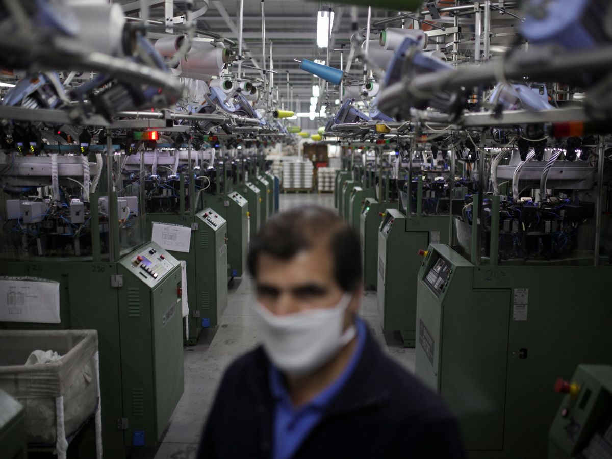 Foto: Una fábrica de mascarillas en Chile. (Reuters)