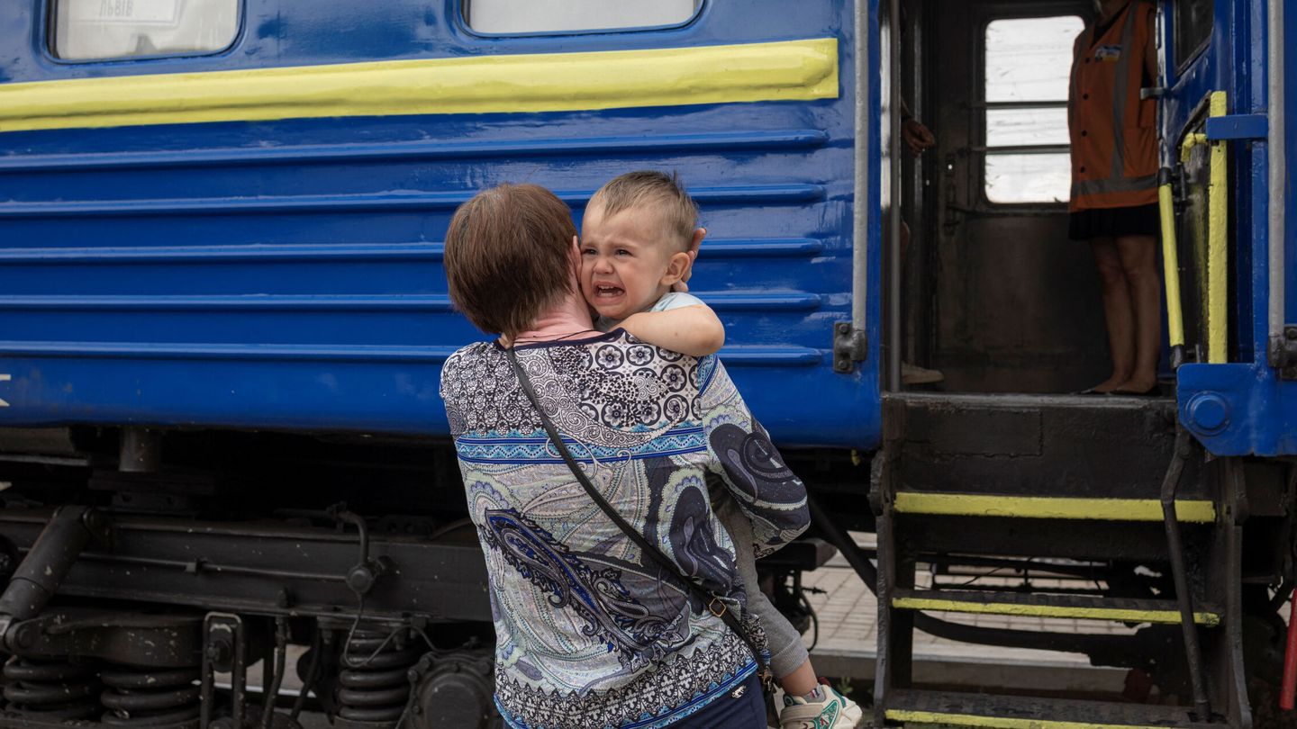Una mujer huye con un niño de la guerra. (Reuters/Marko Djurica)