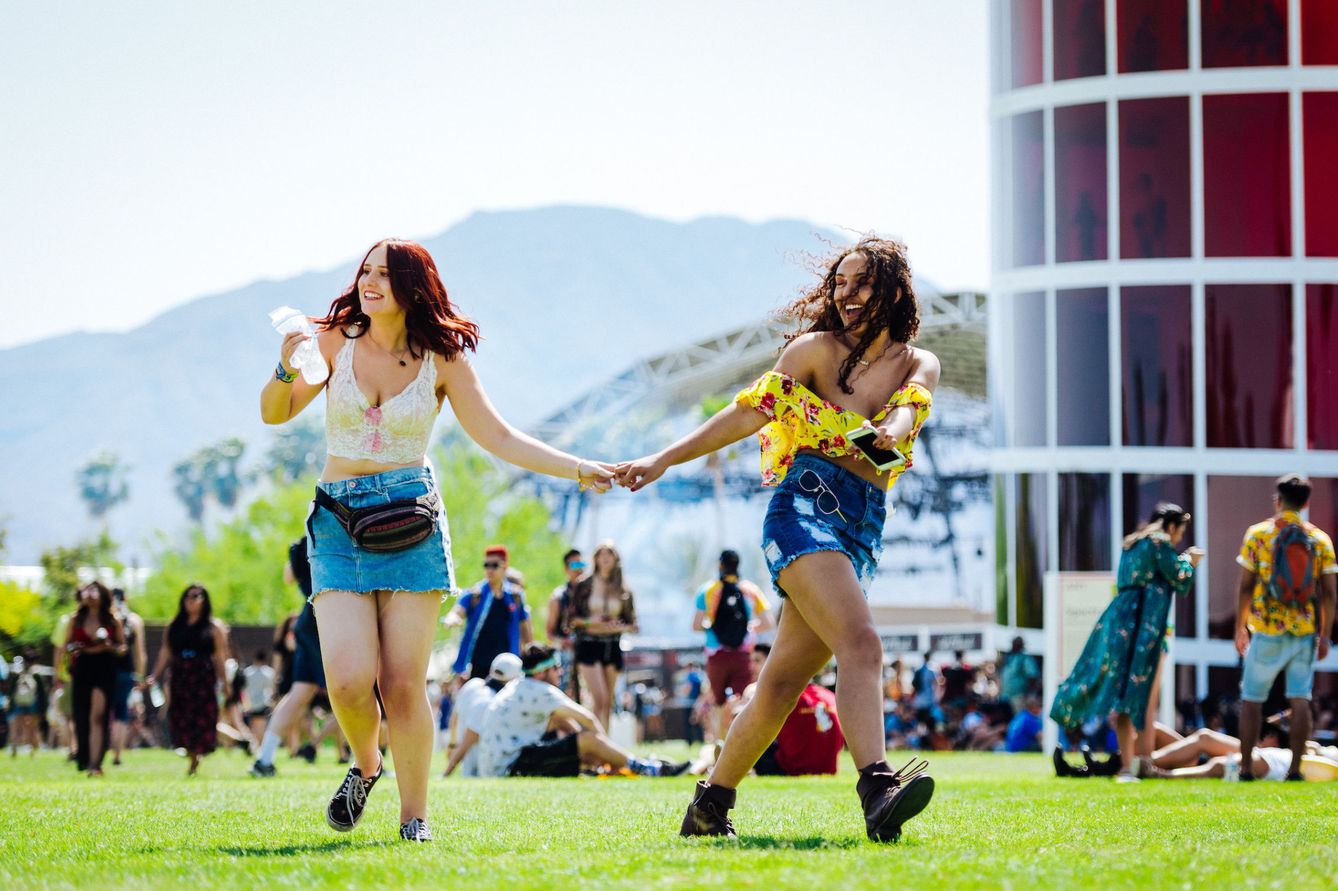 Dos chicas jovenes en Coachella 2018. (EFE)