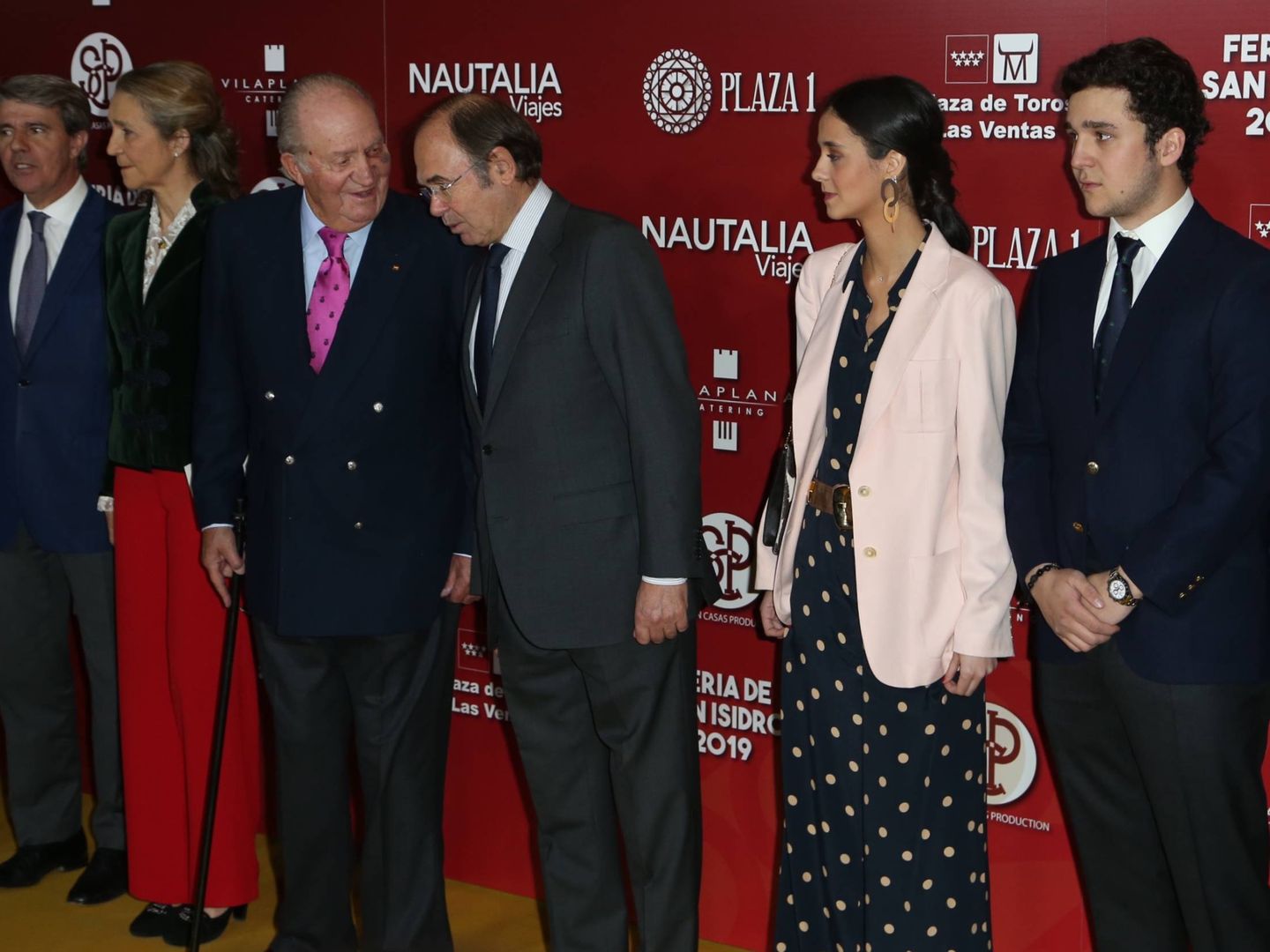 El rey Juan Carlos con su hija y sus nietos, recibidos en Las Ventas.