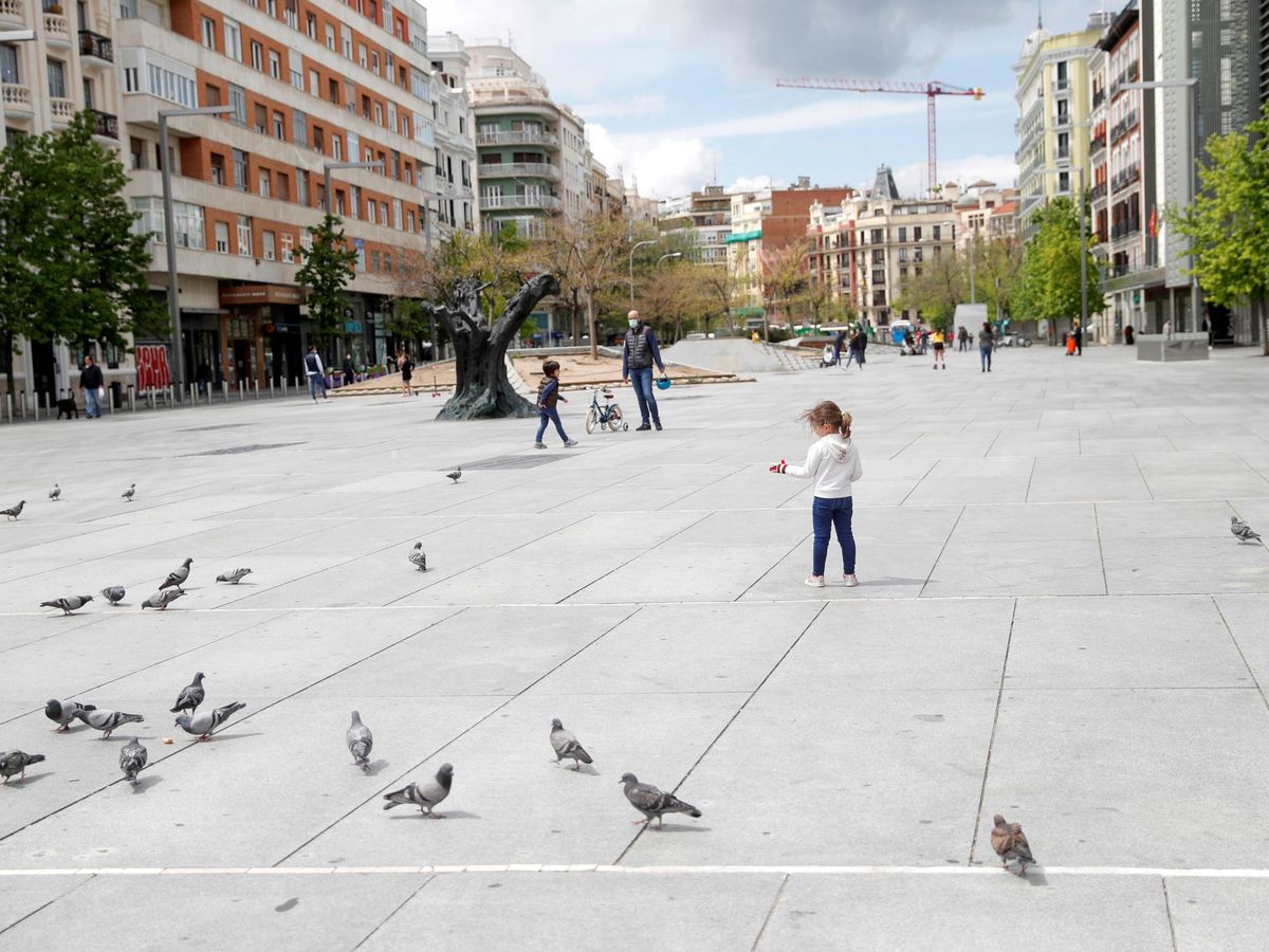 Foto: Una niña camina este lunes por la plaza de Felipe II, en Madrid. (EFE)