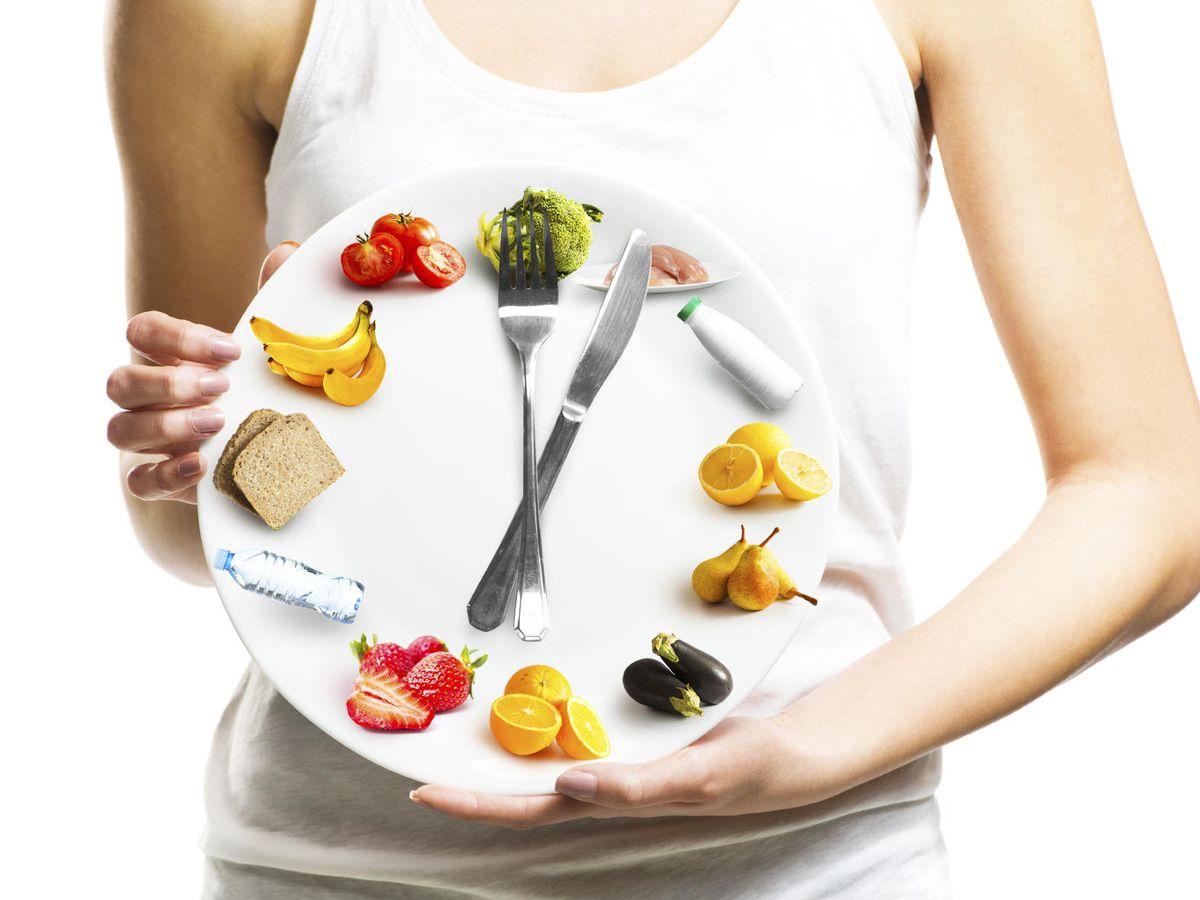 Foto: El horario de las comidas (y, sobre todo, su distanciamiento) es esencial para adelgazar. (iStock)