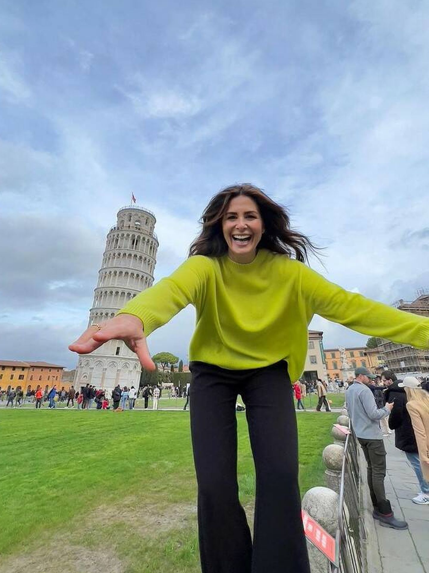 Nuria Roca posa con la torre de Pisa. (Instagram/@nuriarocagranell)