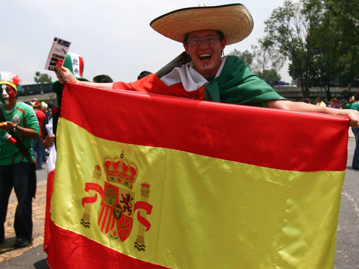Foto: Archivo: un hincha muestra la bandera de España y cubre sus hombros con la de México. (EFE / Alex Cruz)