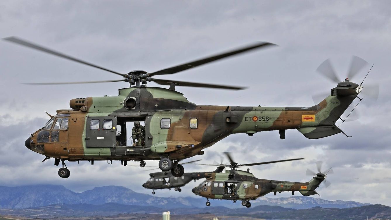 Foto: Helicópteros de maniobra Cougar y Super Puma. (Juanjo Fernández)
