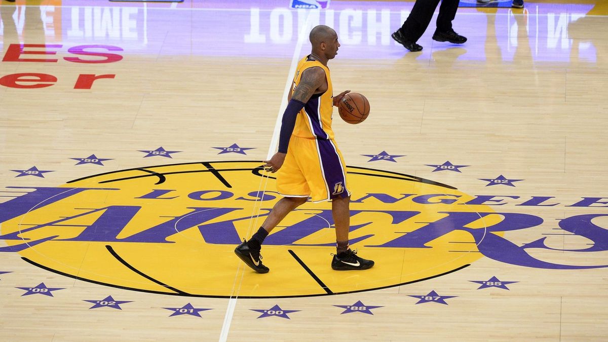 Kobe Bryant hace historia incluso retirado: los Lakers retirarán sus dos camisetas