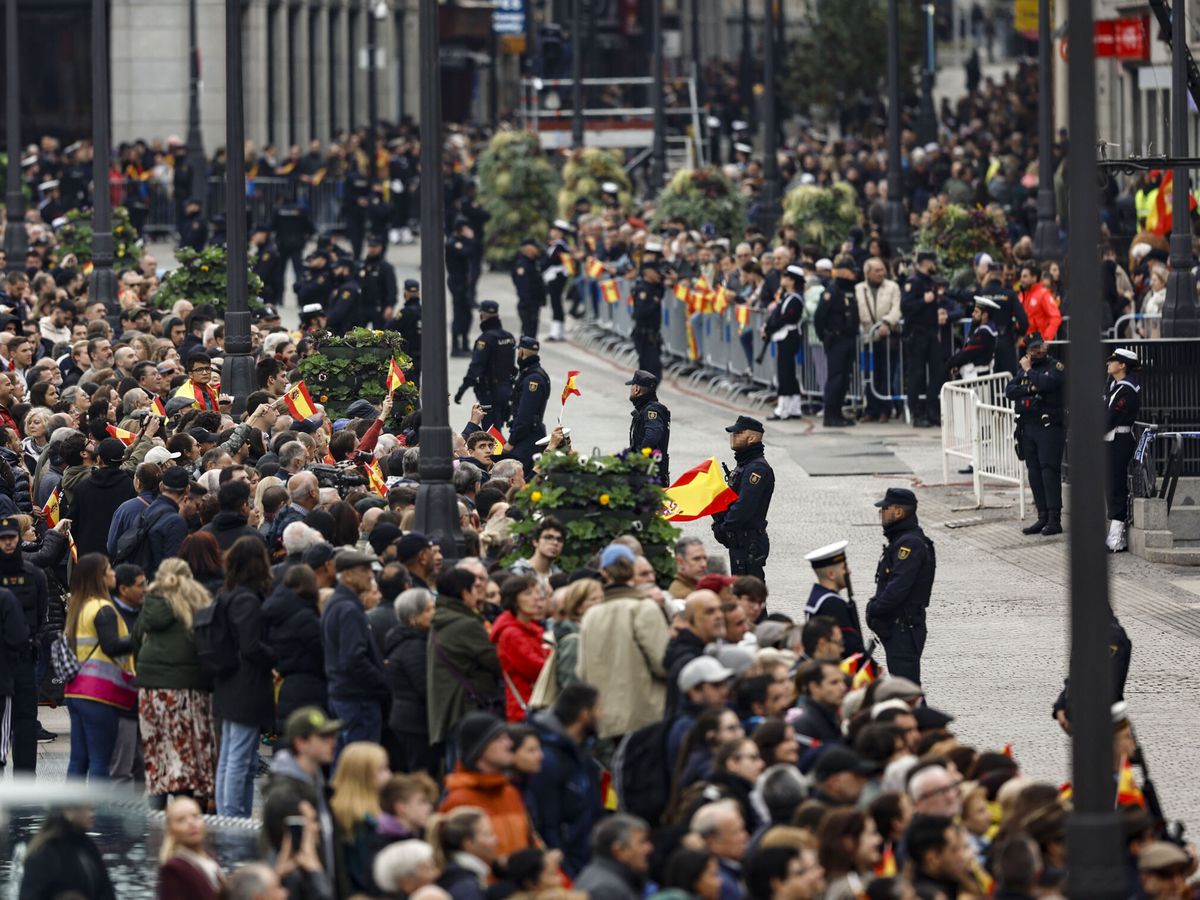 Foto:  Una multitud de ciudadanos aguardan en Sol por donde ha pasado la comitiva real de camino al Palacio Real tras la ceremonia de jura de la Constitución de Leonor. (EFE)
