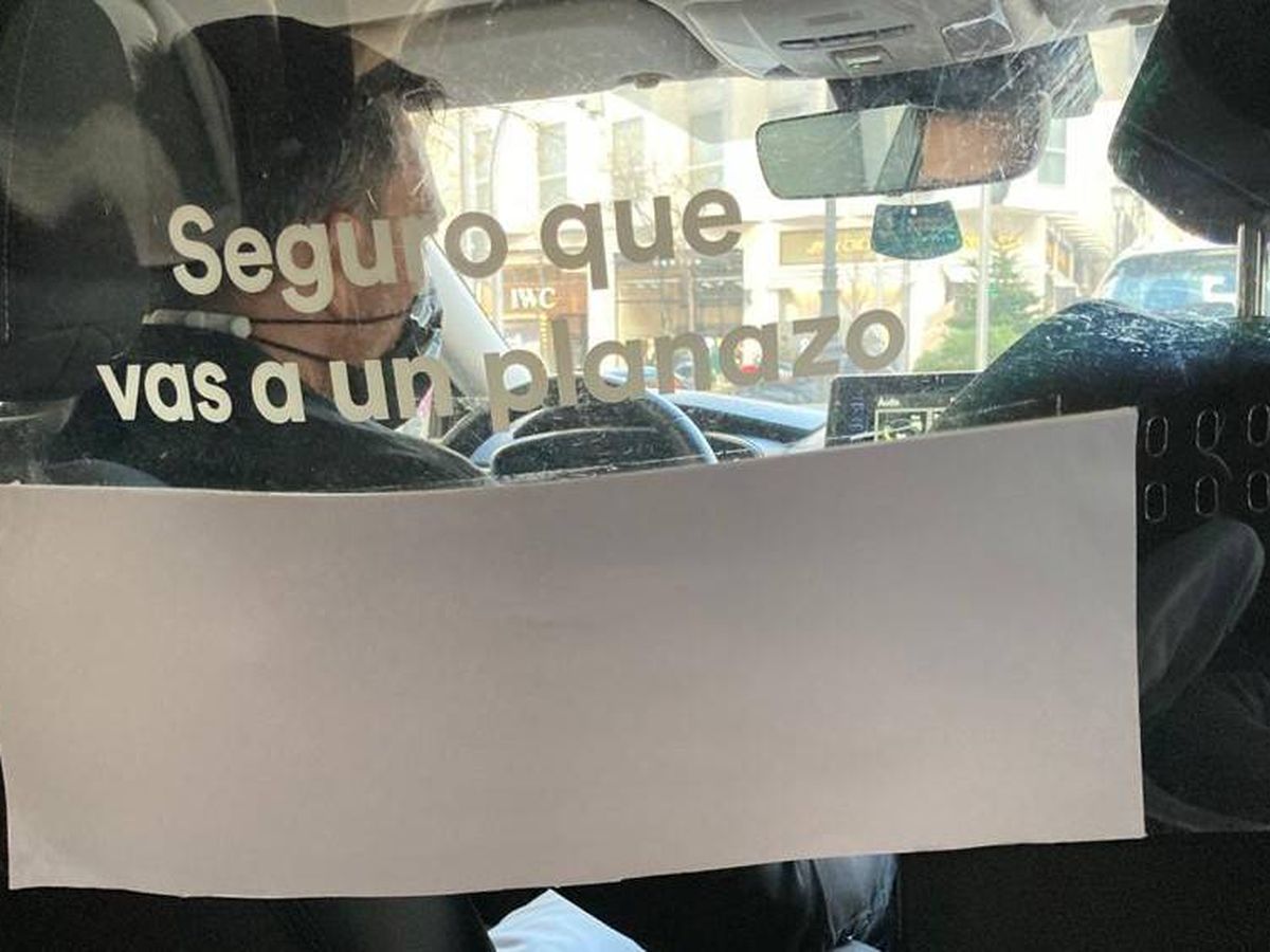 Foto: Un conductor tapa el logo de Cabify en la mampara interior del vehículo para recoger también clientes de Uber. (EC)