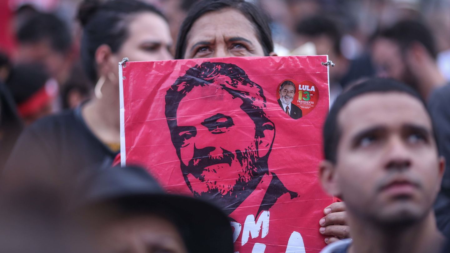 Manifestantes, a favor del expresidente Luiz Inácio Lula da Silva, protestan este miércoles en Brasilia. (EFE)