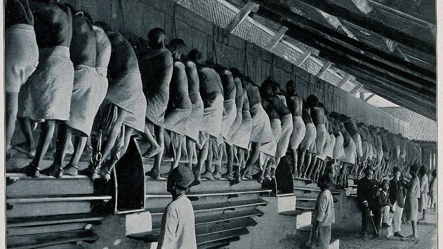 Personas encarceladas trabajando en una cinta rodante en la cárcel de Rangún, en  Birmania, entre 1890 y 1899. Fuente: Wikipedia