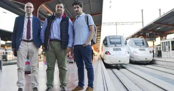 Foto: Carlos, Javier y Santiago se desplazan cada día a Madrid desde Valladolid. (M.Z.)