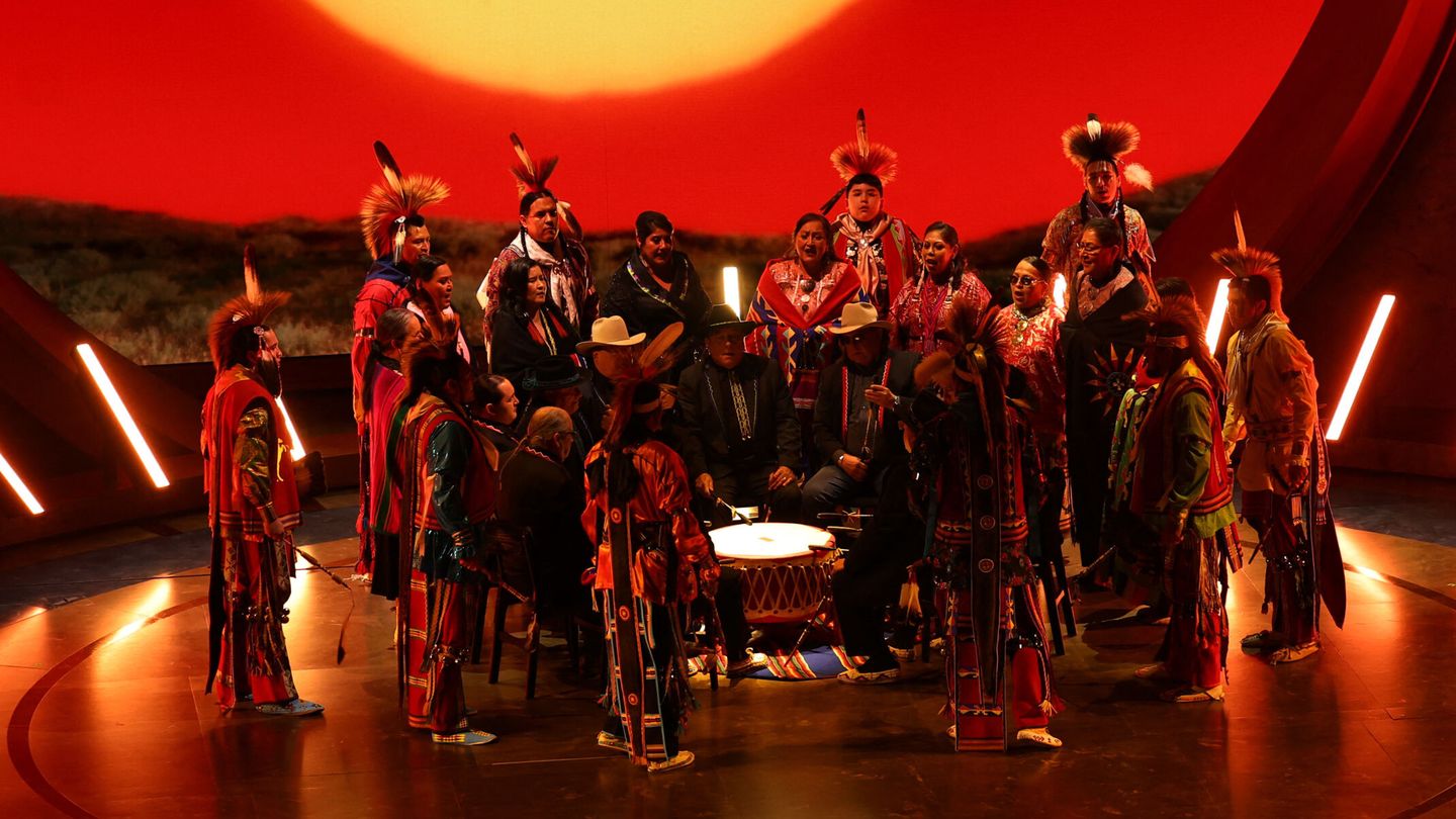 La banda Osage Tribal Singers actuando sobre el escenario. (REUTERS/Mike Blake)