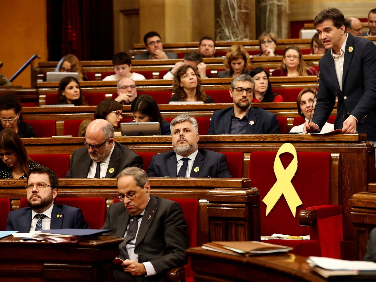 Foto: El presidente del grupo parlantario de ERC, Sergi Sabrià (d), hace una pregunta al presidente de la Generalitat, Quim Torra (i). (EFE)