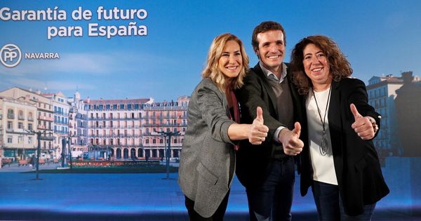 Foto: Casado posa junto a las candidatas Ana Beltrán (izquierda) y Carmen Alba, este jueves en Pamplona. (EFE) 
