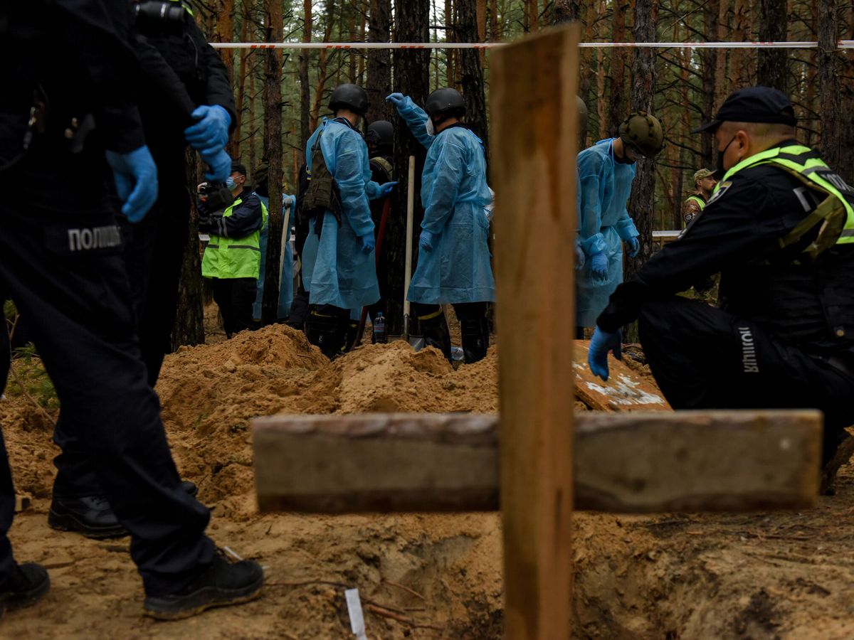 Foto: Descubren en la ciudad de Izium unas 400 tumbas tras la salida de los rusos. (EFE/EPA/Oleg Petrasyuk)  