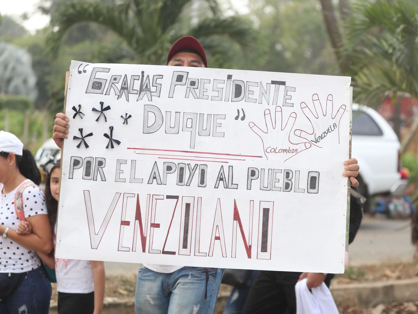 Venezolanos agradecen la ayuda de Colombia en la frontera de Cúcuta. (EFE)