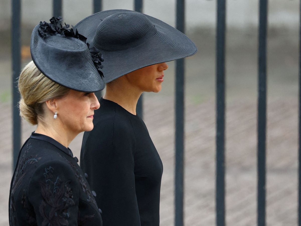 Foto: Las dos mujeres, en el funeral de Isabel II. (Reuters/Pool/Hannah McKay)