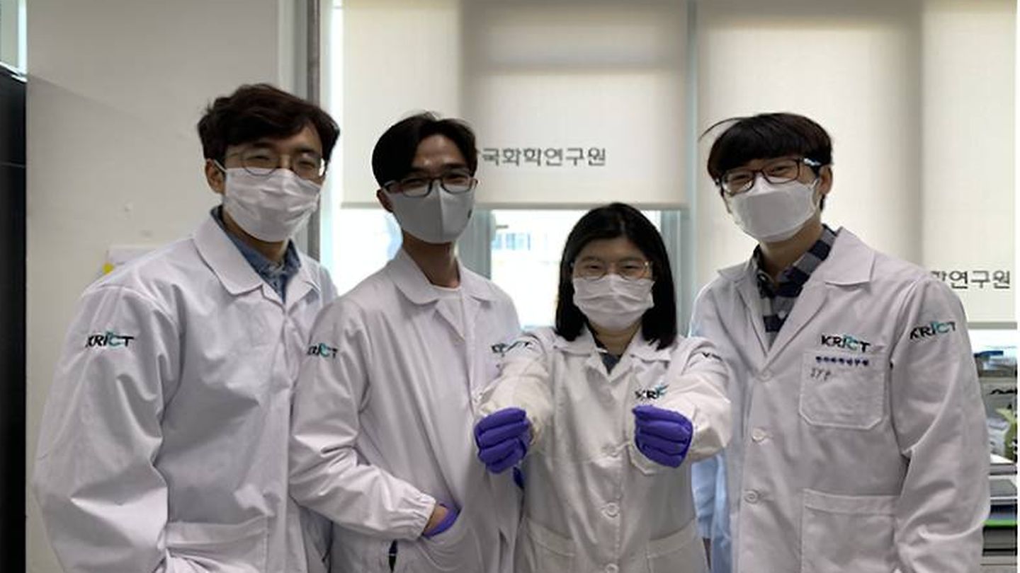 Los científicos coreanos mostrando su nuevo polímero (KRICT)