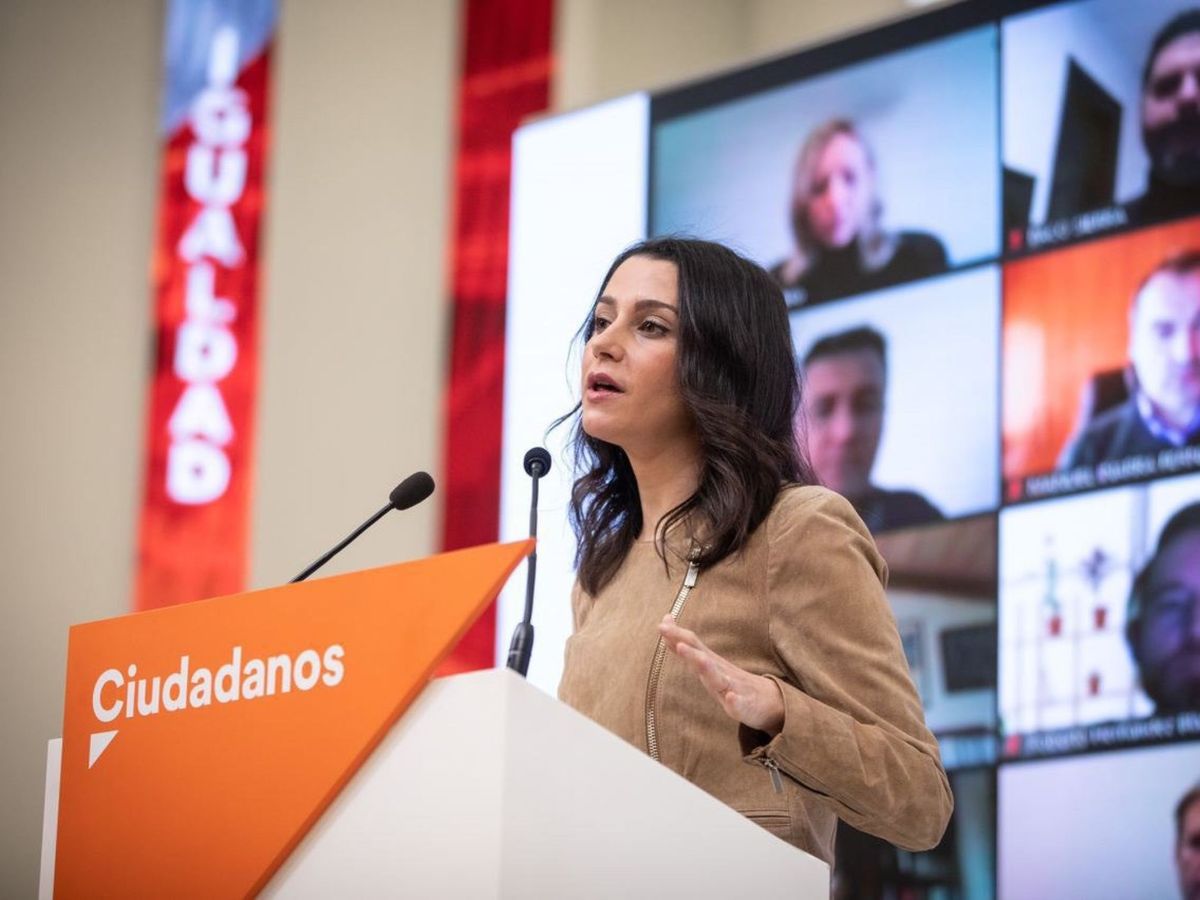Foto: La presidenta de Ciudadanos, Inés Arrimadas, durante su intervención tras la reunión ordinaria del Consejo General de la formación naranja. (EFE)