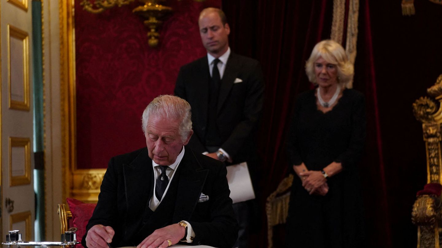 La firma del rey Carlos III. (Reuters/Pool/Victoria Jones)