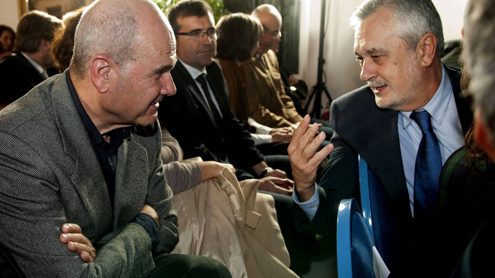 Foto: Los expresidentes andaluces José Antonio Griñán (d) y Manuel Chaves. (EFE)