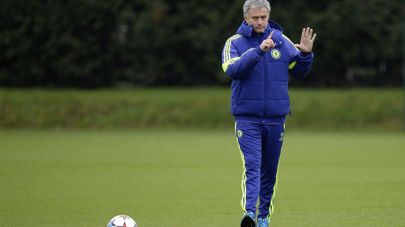 Foto: José Mourinho dirige un entrenamiento del Chelsea (Efe).