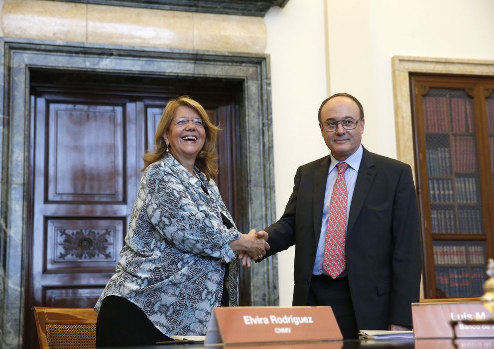 Foto: Elvira Rodríguez, presidenta de la CNMV y Luis María Linde, gobernador del Banco de España (Efe)
