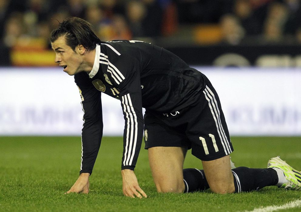 Foto: Gareth Bale incorporándose del césped de Mestalla.