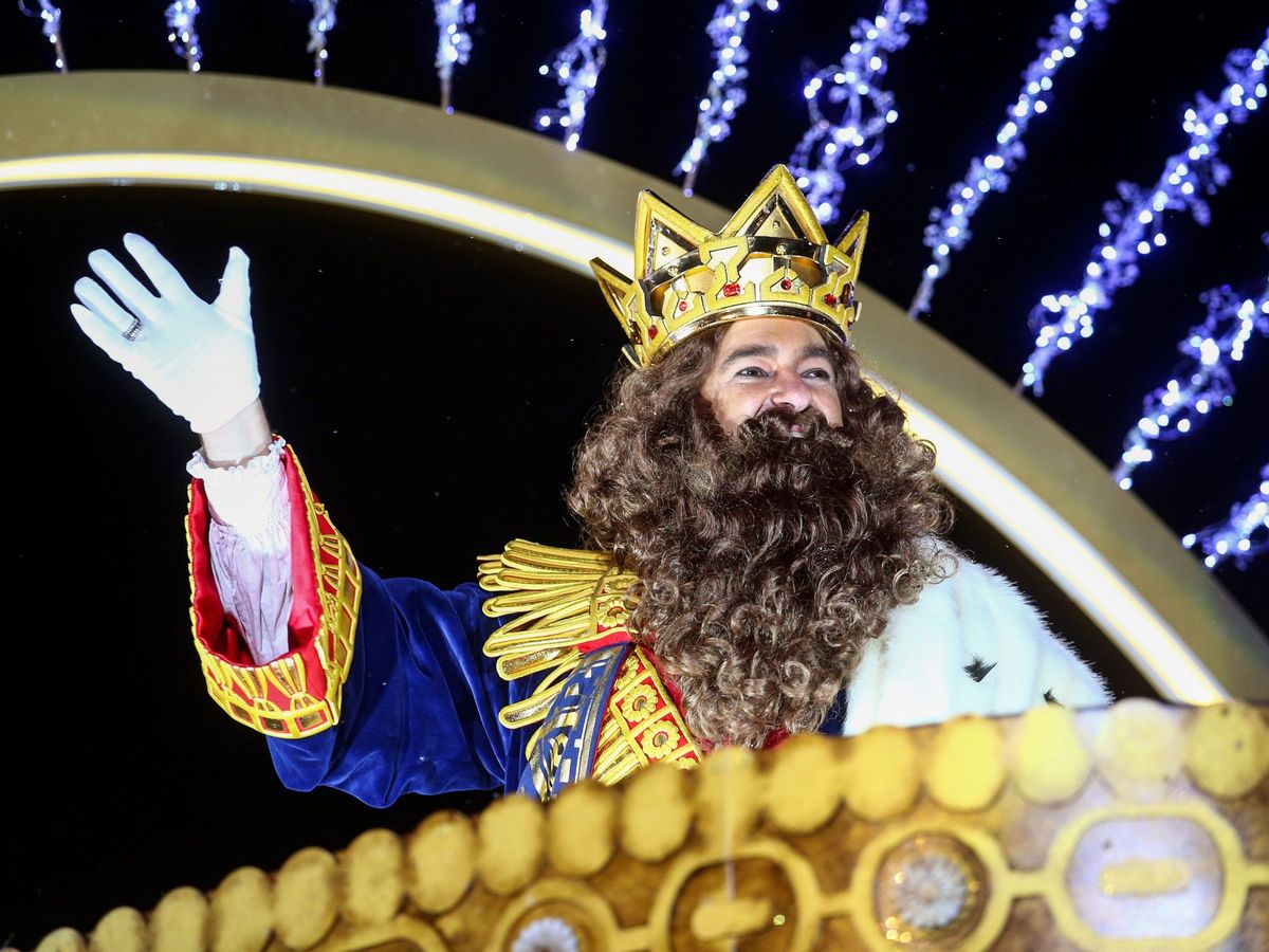 Foto:  El rey Gaspar saluda desde la carroza en la Cabalgata de los Reyes Magos de 2020. (Efe/Rodrigo Jiménez)