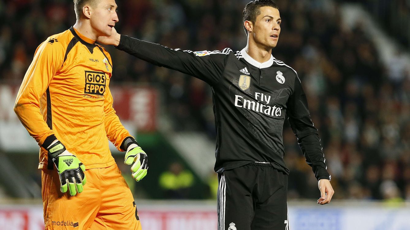 Foto: Cristiano Ronaldo felicitando a Tyton, meta del Elche, por una intervención
