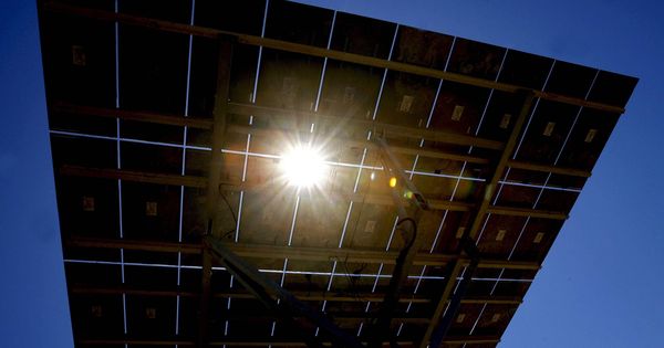 Foto: Instalación de un panel fotovoltaico. (EFE)