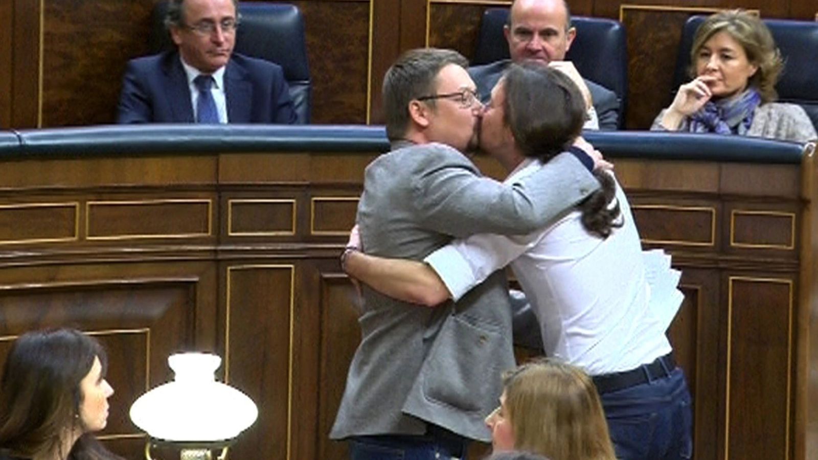 Foto: Xavier Domènech y Pablo Iglesias se besan en el Congreso de los Diputados. (EFE)