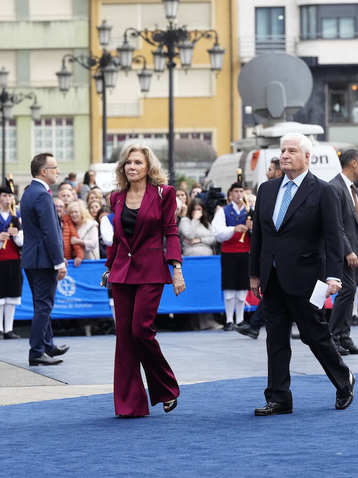 Alicia Koplowitz y el duque de Alba, en la alfombra de los Premios Princesa de Asturias 2022. (Limited Pictures)