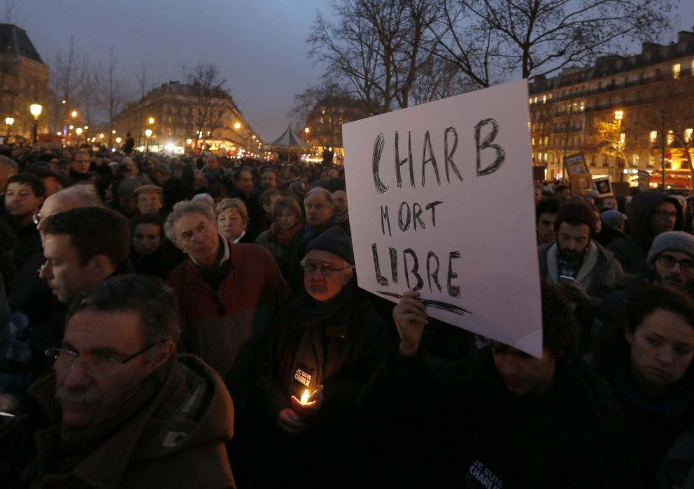Foto: Una persona sostiene un cartel en el que puede leerse: "Charb murió libre", durante una manifestación en la Plaza de la República de París. (Reuters)