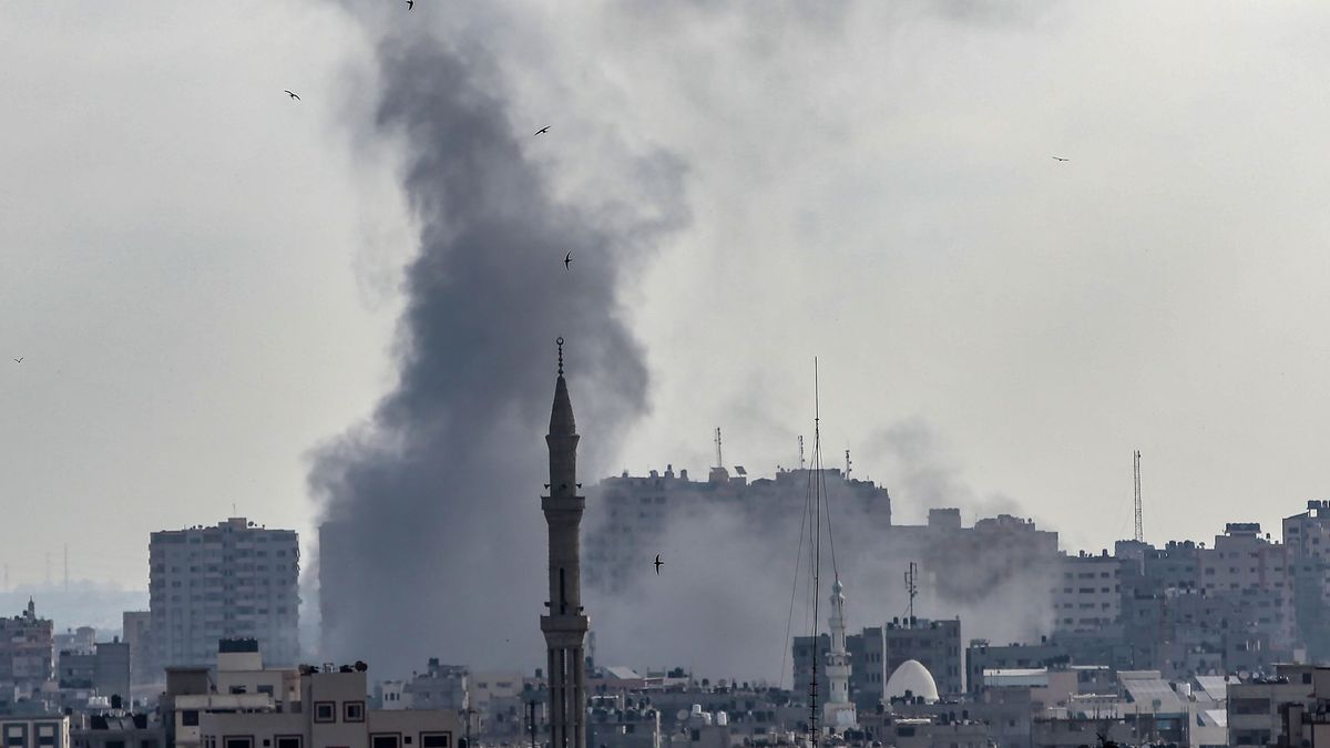 Israel ataca a Hamás en un área civil de Gaza como respuesta a los globos incendiarios